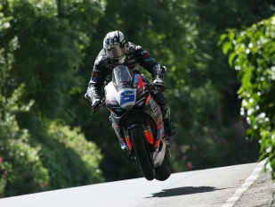 Hlavní obrázek k článku: Michael Dunlop si připsal své 34. vítězství na TT