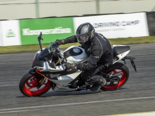 Test CFMOTO 675 SR-R: pro okruhové začátečníky