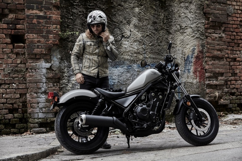 Honda Rebel 500: jednoduchý a syrový - 5 - 1 Honda 500 Rebel6