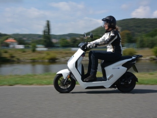 Test Honda EM1 e: malý městský elektroskútr