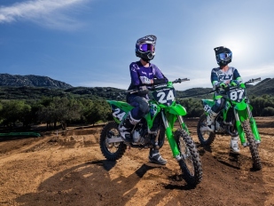Hlavní obrázek k článku: Kawasaki KX112, KX85 a KX85 L: krosky pro mladé