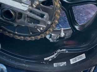 Hlavní obrázek k článku: Proč Marcu Márquezovi „explodovala“ zadní pneumatika?