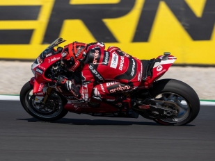 Hlavní obrázek k článku: Na čele Superbike je v Maďarsku Lecuona