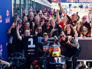 Hlavní obrázek k článku: Lídr Gonzalez vyhrál Moto2, Salač out