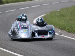 První závod side vyhrála dvojice Ryan Crowe/Callum Crowe